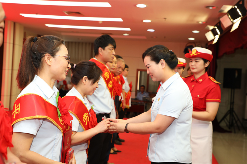 弘揚(yáng)先進(jìn)精神  致敬建黨一百年 凝聚平原力量  接續(xù)奮斗新輝煌 ——商場舉行建黨100周年暨年度表彰大會(huì)